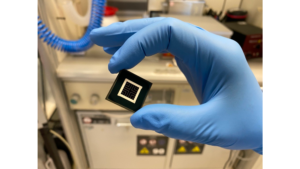 Perovskite silicon silicon cell